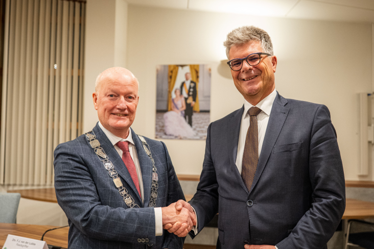 Burgemeester Ruud van Bennekom met commissaris van de Koning Hans Oosters