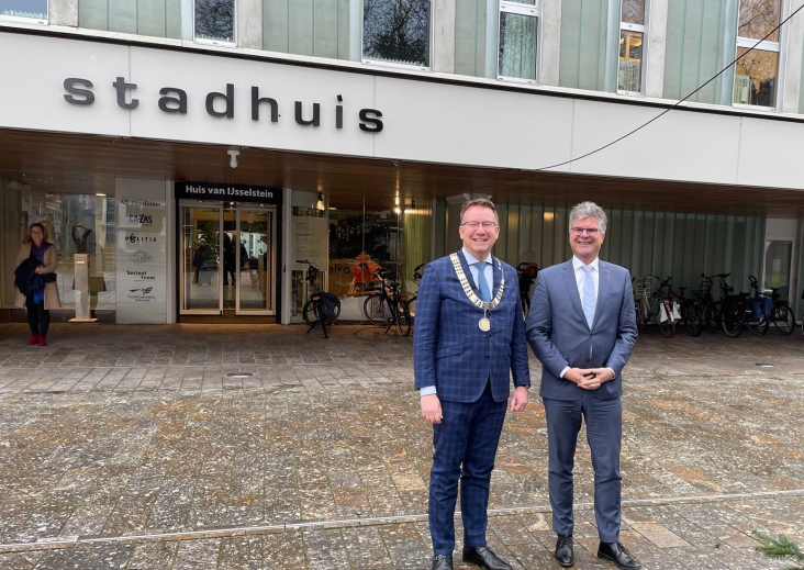 Burgemeester Van Domburg en cvdK Oosters