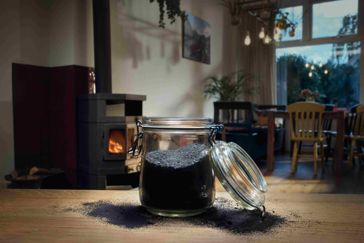 Houtstook pot op een tafel