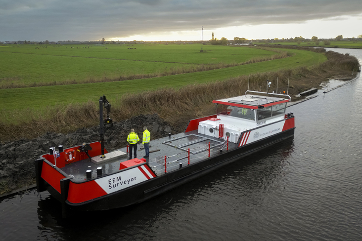 Elektrische werkschip Eem Surveyor in het water