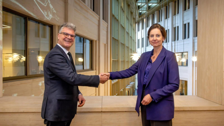 Commissaris van de Koning Hans Oosters en minister Judith Uitermark