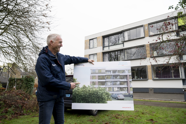 Projectmanager Gert van den Brink van woningbouwcorporatie Portaal in Soest staat bij serviceflat Hoog Soestdijk in Soest