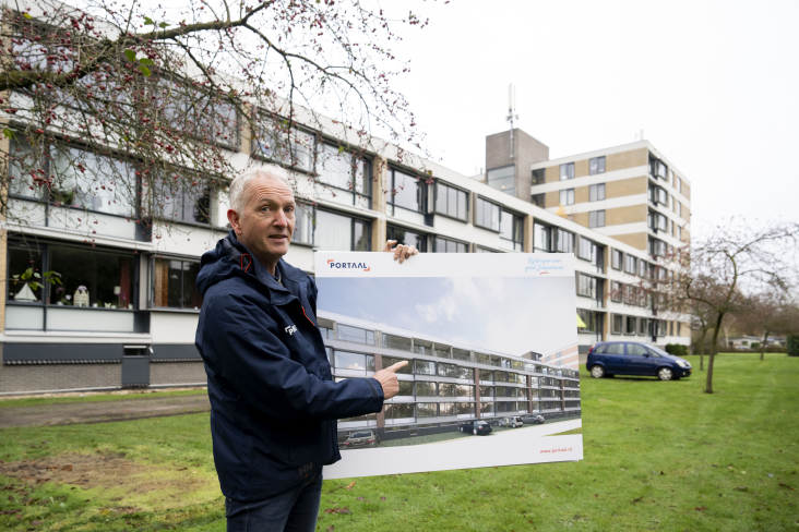 Projectmanager Gert van den Brink van woningbouwcorporatie Portaal in Soest staat bij serviceflat Hoog Soestdijk in Soest