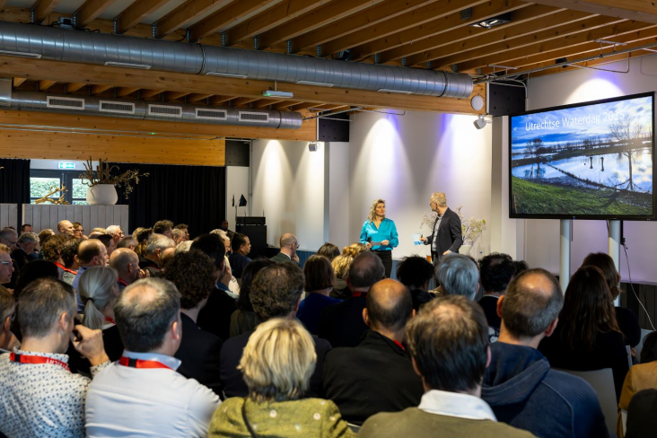 Deelnemers in de zaal tijdens de Utrechtse Waterdag