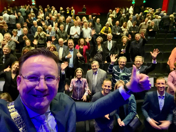 Burgemeester Van Domburg met een aantal aanwezigen tijdens zijn afscheidsreceptie