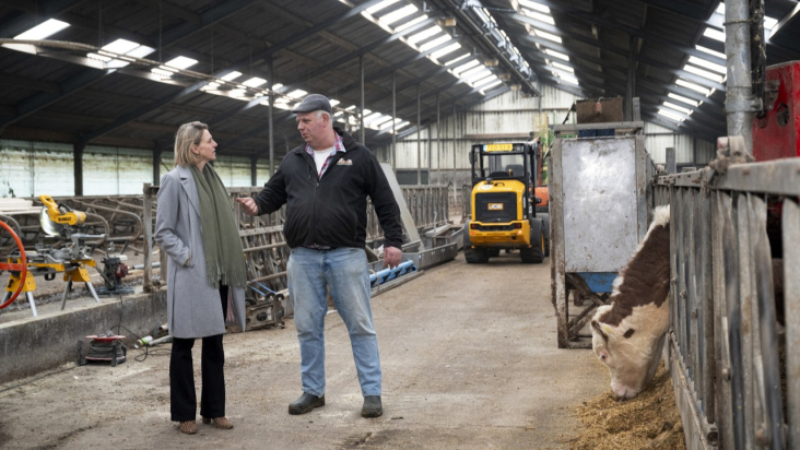 Agrariër Jan Dorrestijn toont gedeputeerde Mirjam Sterk de stal op de nieuwe locatie