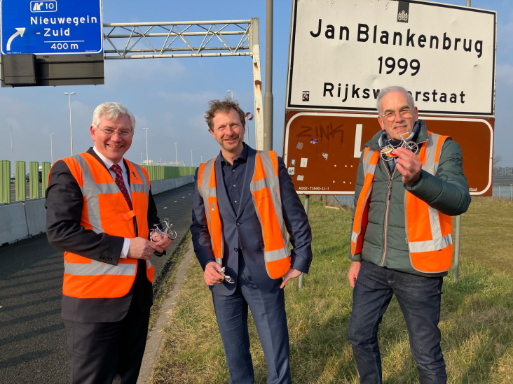 Bestuurders provincie Utrecht, RWS en Fietsersbond op de Jan Blankenbrug