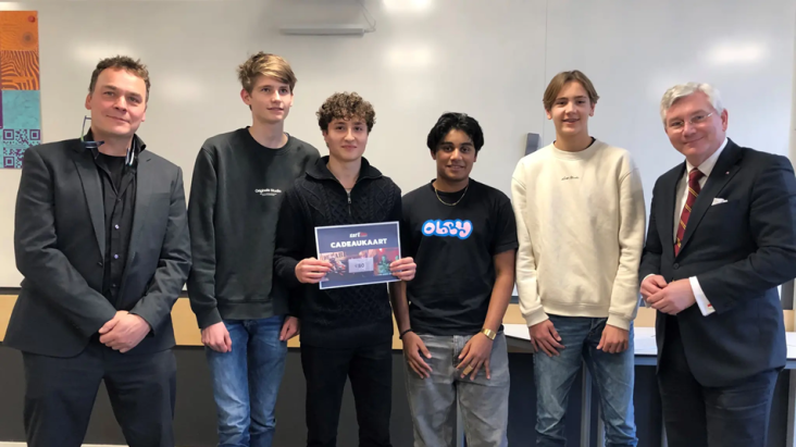Het winnende leerlingenteam dat het beste ontwerp voor de fietsbrug maakte met wethouder en gedeputeerde