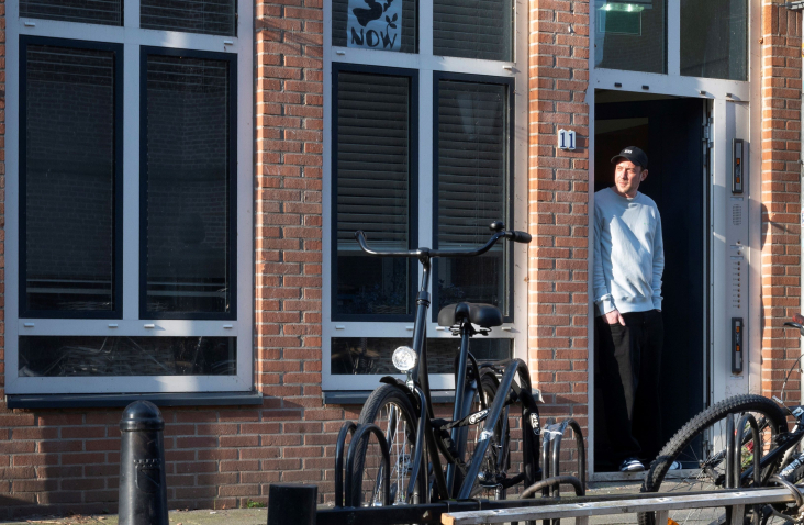 Kees van Dam bij het Wegloophuis