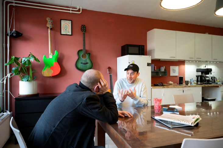 Kees in gesprek met bewoner bij Wegloophuis