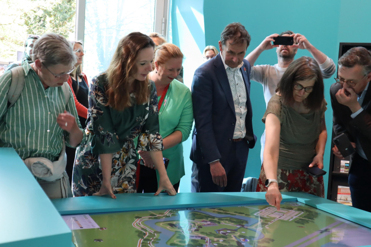 © Ilse Kors Gedeputeerde Van Muilekom bij interactieve tafel met info over de Hollandse Waterlinie en de Limes