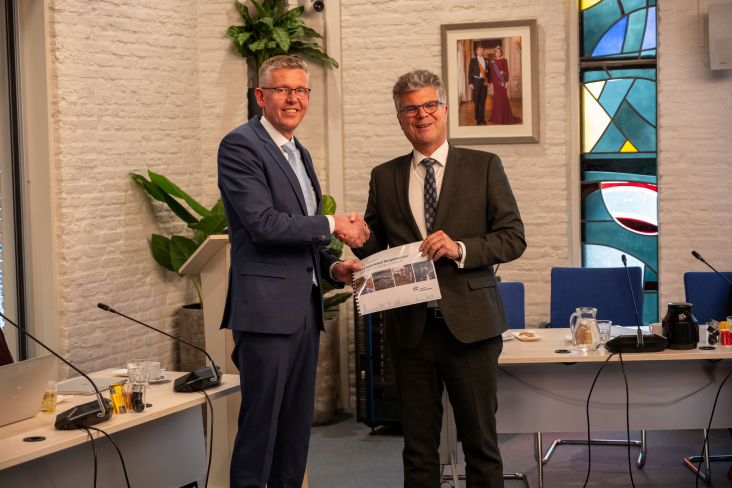 Voorzitter vertrouwenscommissie De Ronde Venen overhandigd profielschet aan cvdK