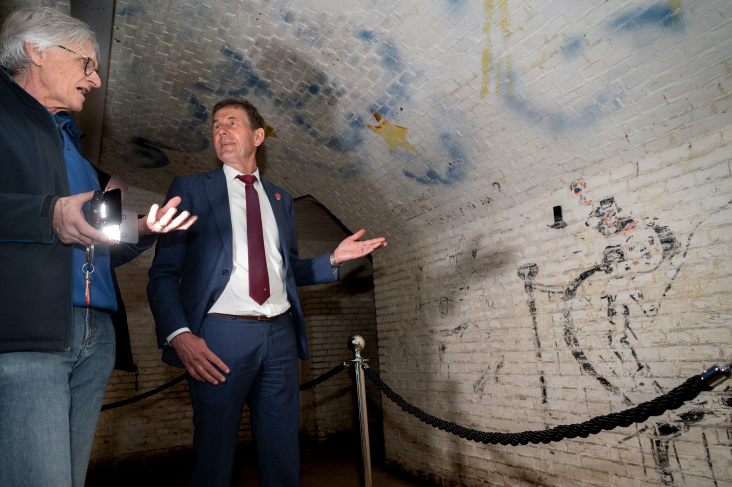 Vrijwilliger Frits Feunekes van Stichting Honswijk Everdingen (links) en (rechts) gedeputeerde Rob van Muilekom van de provincie Utrecht.