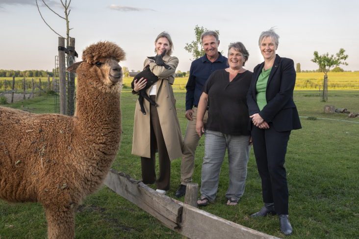 Kees en Annet Lekkerkerker samen met gedeputeerde Mirjam Sterk en hoogheemraad Els Otterman op hun bedrijf.