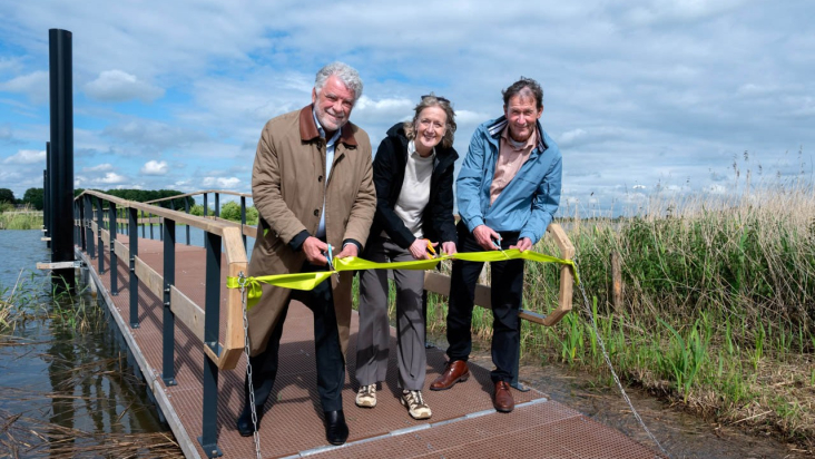 Ad Jongenelen, Saskia van Dockum en Rob van Muilekom bij de opening van de Vlonderbrug