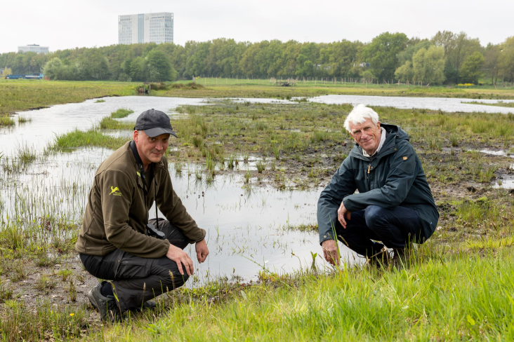 Foto van de Voorveldse Polder met Markus Feijen en Frits van der Brug