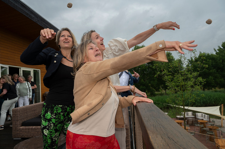 Mirjam Sterk, Jelka Both en Saskia Hagedoorn gooien een balletje van klei met zaden de tuin in.