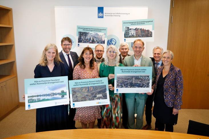 Groepsfoto voor de ondertekening van het Ruimtelijk Arrangement Rijk en provincie