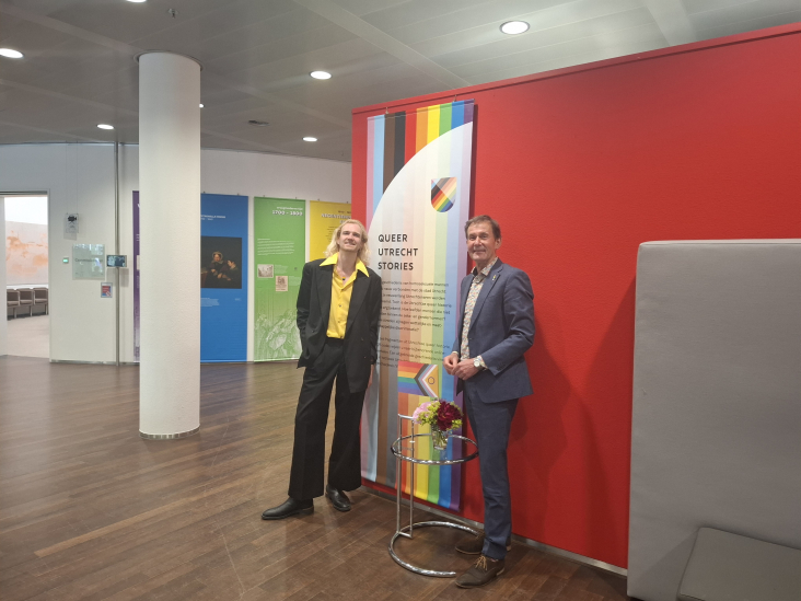 Rob van Muilekom en Jorg Verkerk bij opening tentoonstelling Queer Utrecht Stories op het provinciehuis