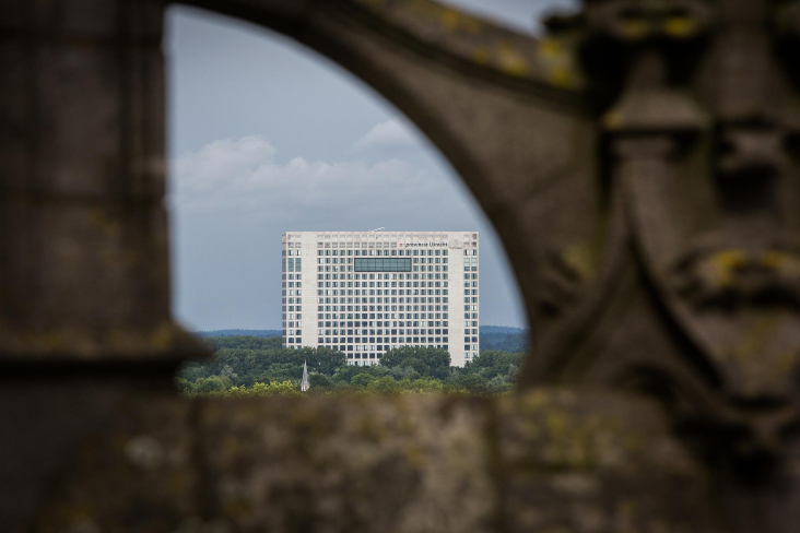 Provinciehuis in een kader vanuit de Domkerk