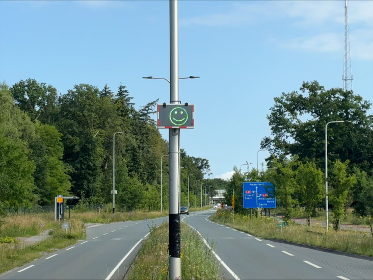 Snelheidscampagne met smiley op paal