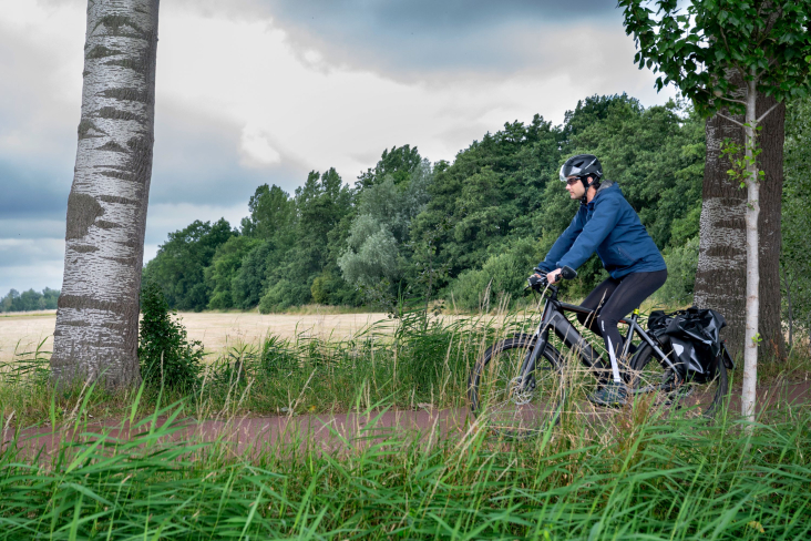 Marius op zijn speedpedelec aan het fietsen