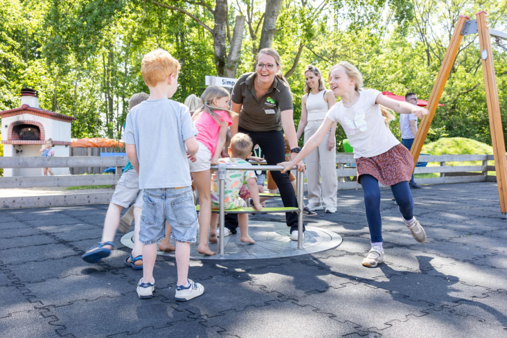 Speelplaats Eiland van Hein met spelende kinderen