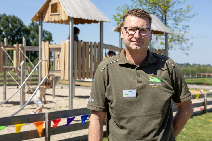 Hans Smit bij speelplaats Eiland van Hein