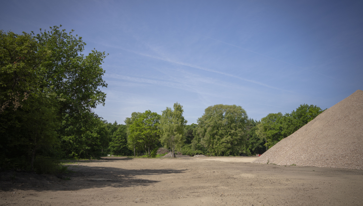 Een open vlakte op Kamp van Zeist waar eerder een groot militair gebouw stond.
