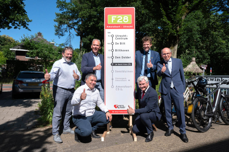 Bestuurders bij routebord Doorfietsroute F28 tussen Amersfoort en Utrecht