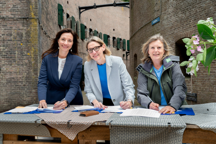 Drie personen zetten hun handtekening