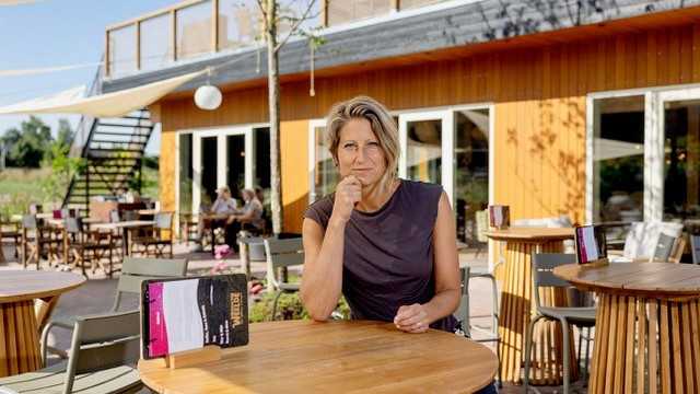 Initiatiefnemer Saskia Hagedoorn zittend op het terras