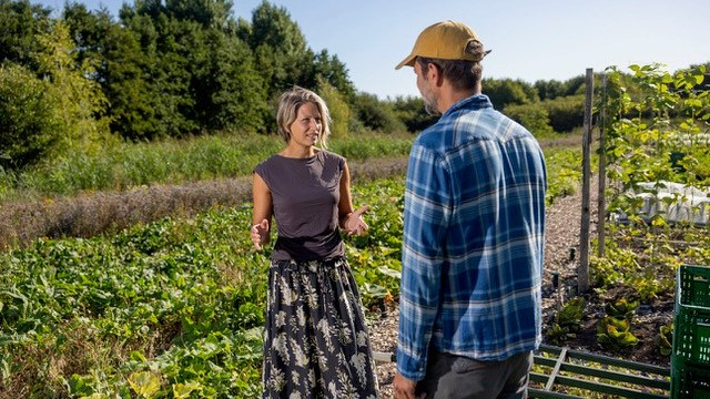 Saskia Hagedoorn met adviseur en tuinder Paul van den Heuvel