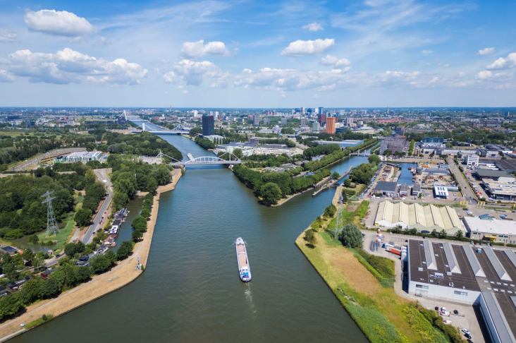 beeld vanuit de lucht van een schip dat vaart door de A12-zone 