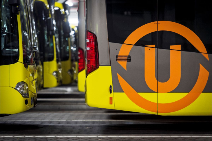 Achterkant van bus met logo van oranje U