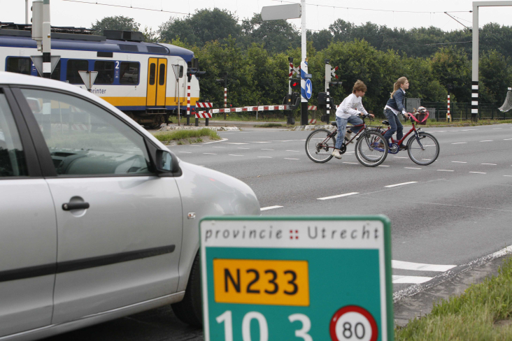 kinderen steken over op de fiets