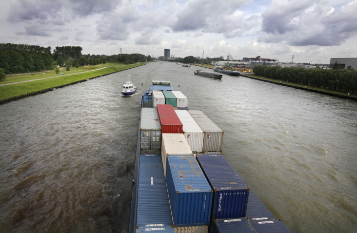 containerschip op Amsterdam-Rijnkanaal