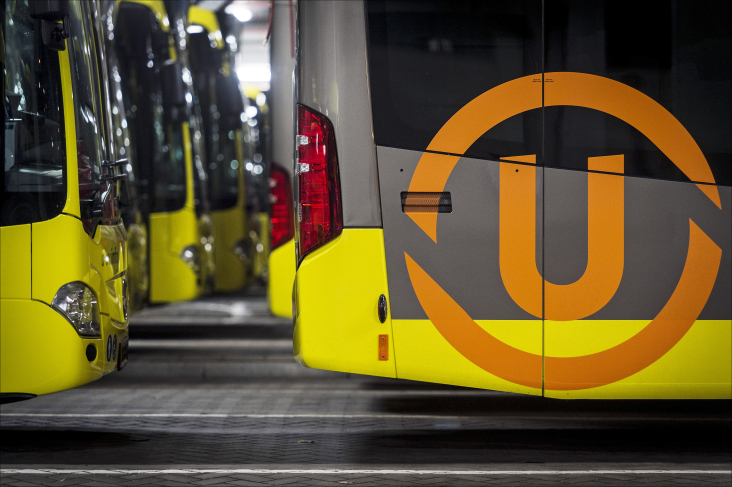 logo U-OV op bus