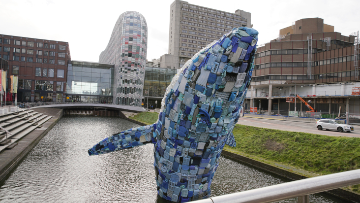 plastic walvis voor Hoog Catharijne