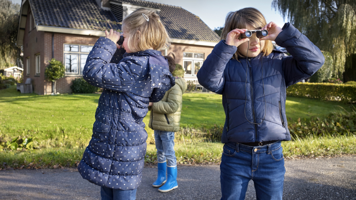 kids met verrekijker