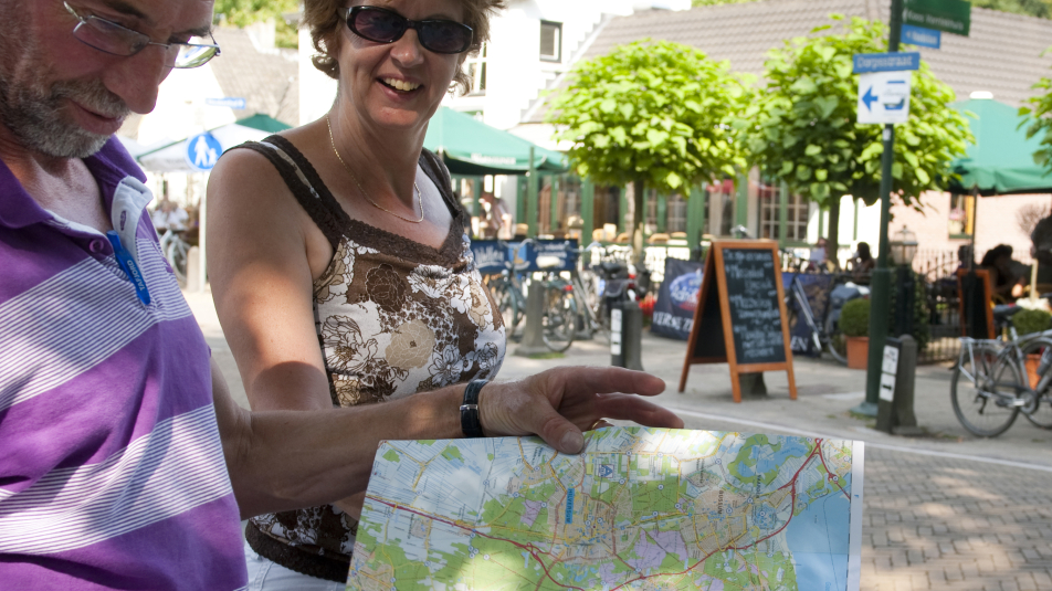 man en vrouw lezen routekaart