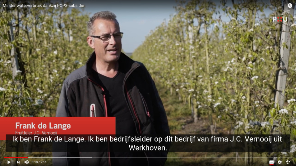 Fruitteler in zijn boomgaard