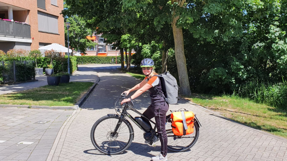 Julia van Weelden met de speed pedelec