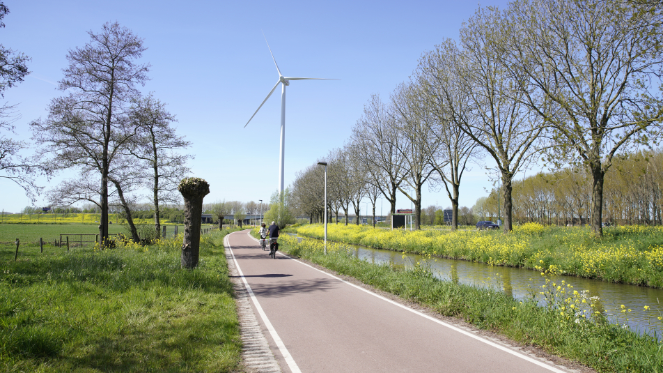 landweg met windmolen