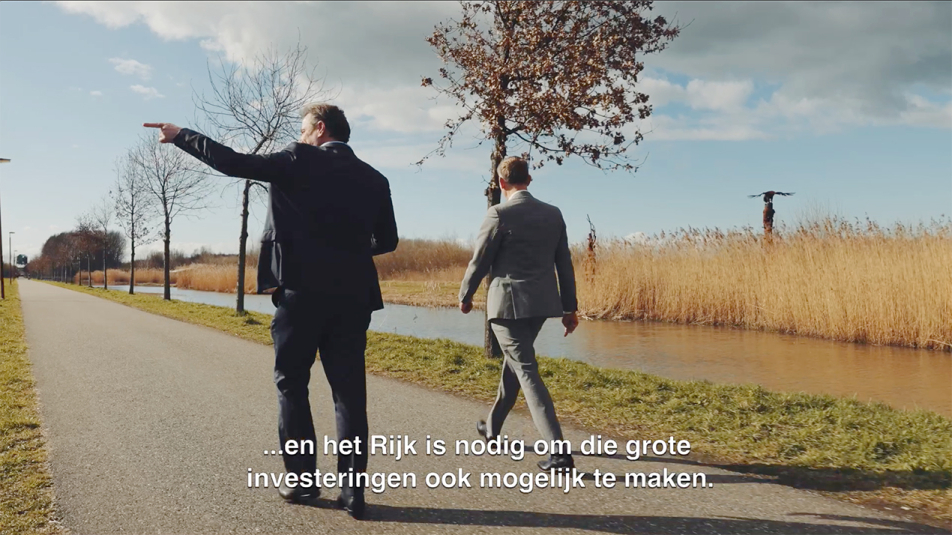 Huib van Essen en Hans Adriani wandelen door de polder