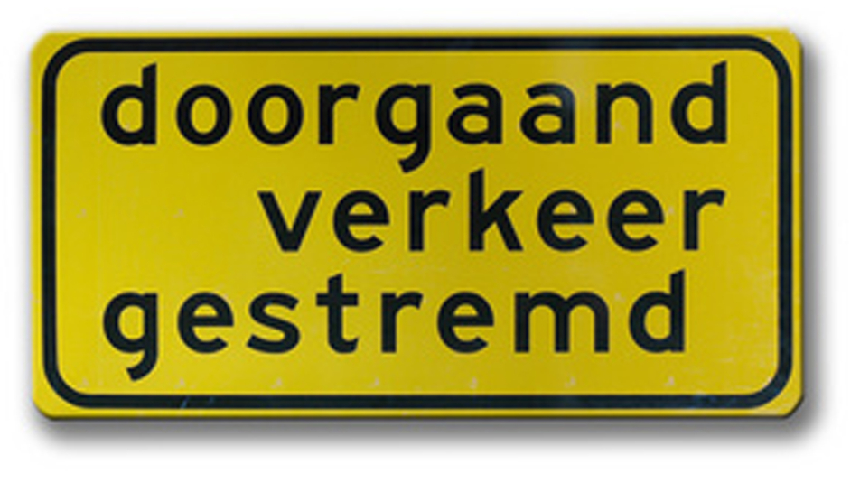 Een verkeersbord met daarop de tekst 'doorgaand verkeer gestremd'.