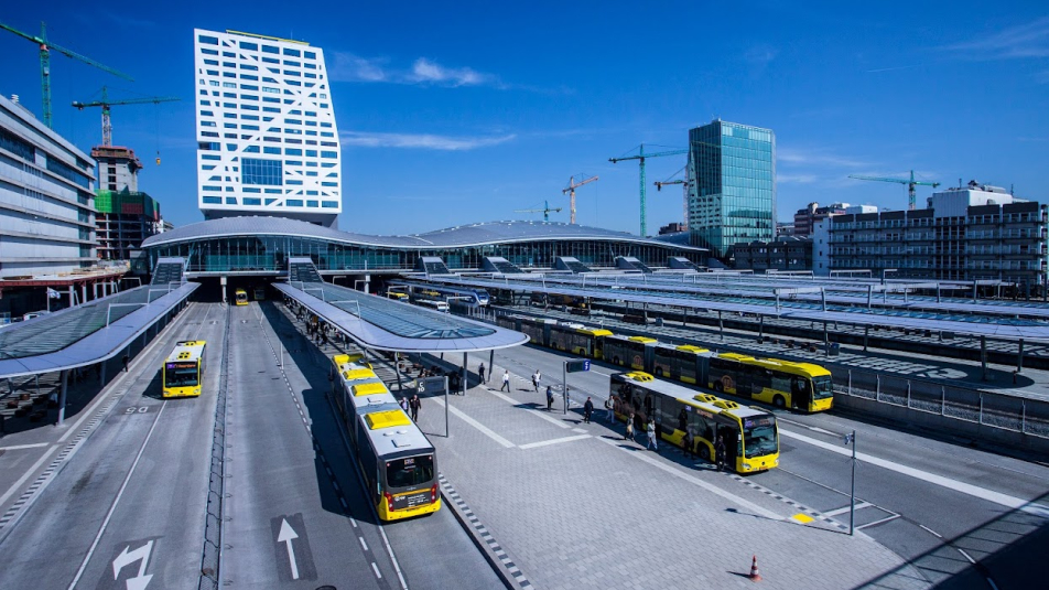 Utrecht Centraal station met treinen en bussen