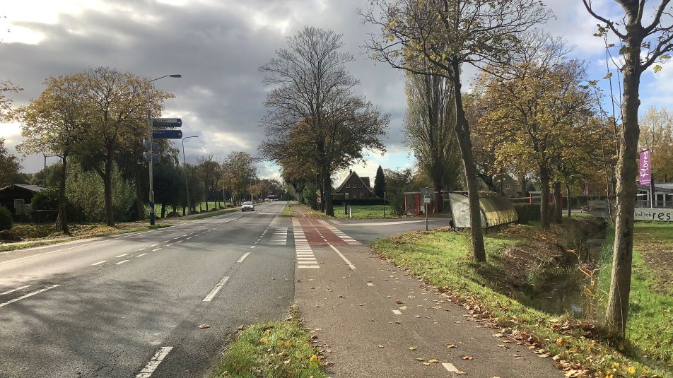 Foto van de op te knappen N402 in Loenen aan de Vecht