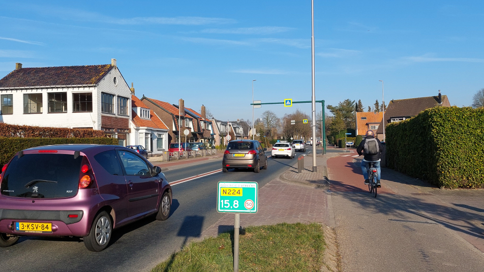 Foto van de Stationsweg Oost in Woudenberg met hectometerbordje N224