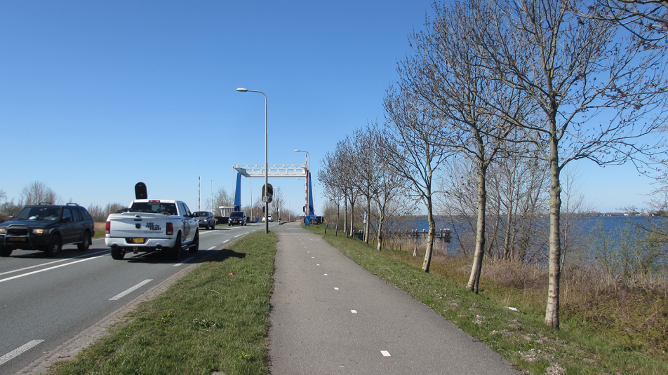 De provinciale weg N201 in 2020 met daarnaast een vrijliggend fietspad ter hoogte van de Demmeriksebrug in Vinkeveen